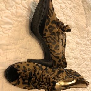 Leopard print ruffled bottie